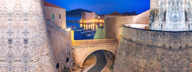 Trip Weekend Stadt Urlaub - Dubrovnik - Einen Wahnsinns Panoramablick hat man von Dubrovniks Hausberg Srd. Empor geht’s ganz easy und entspannt, minutenschnell mit der Luftseilbahn. Für begeisterte GOT-Fans empfiehlt sich die speziell geführte Game-of-Thrones-Tour zu den bekanntesten Drehorten und Schauplätzen der erfolgreichen Kultserie, der Eiserne Thron ist auf der kleinen idyllischen Insel Lokrum zu bestaunen. Die beliebtesten Orte für Dubrovnik Ferien, locken mit besten Angebote für Hotels und Ferienunterkünfte mit Werbeaktionen, Rabatten, Sonderangebote für Dubrovnik Urlaub buchen. Reisedaten eingeben und Hotel Flug Mietwagen Attraktionen Taxis für eine Dubrovnik Reise flexibel buchen. Sollten sich die Pläne ändern, sind viele der Unterkünfte und Zimmer in Dubrovnik kostenfrei stornierbar.