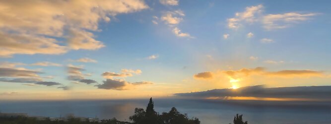 Trip Weekend Insel Urlaub - La Palma macht ihrem Beinamen, die Schöne, alle Ehre. Das Kleinod im Atlantik erstrahlt in sattem Grün, verziert mit hübschen landestypischen Villen in den weit gestreuten Dörfern, eingerahmt von weichen Wellen des dunkelblauen atlantischen Ozeans, am Himmel ziehen malerische Formationen, bauschiger weißer Schäfchenwolken. Eine Bilderbuchidylle zum Verlieben. Die beliebtesten Orte für La Palma Ferien, locken mit besten Angebote für Hotels und Ferienunterkünfte mit Werbeaktionen, Rabatten, Sonderangebote für La Palma Urlaub buchen. Reisedaten eingeben und Hotel Flug Mietwagen Attraktionen Taxis für eine La Palma Reise flexibel buchen. Sollten sich die Pläne ändern, sind viele der Unterkünfte und Zimmer auf La Palma kostenfrei stornierbar.