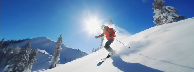 Trip Weekend Reiseideen Skiurlaub - Die Berge der Alpen, tiefverschneite Landschaftsidylle, überwältigende Naturschönheiten, begeistern Skifahrer, Snowboarder und Wintersportler aller Couleur gleichermaßen wie Schneeschuhwanderer, Genießer und Ruhesuchende. Es ist still geworden, die Natur ruht sich aus, der Winter ist ins Land gezogen. Leise rieseln die Schneeflocken auf Wiesen und Wälder, die Natur sammelt Kräfte für das nächste Jahr. Eine Pferdeschlittenfahrt durch den Winterwald und über glitzernd kristallweiße Sonnen-Plateaus lädt ein, zu romantischen Träumereien, und ist Erholung für Körper & Geist & Seele. Verweilen in einer urigen Almhütte bei Glühwein & Jagertee & deftigen kulinarischen Köstlichkeiten. Die Freude auf den nächsten Winterurlaub ist groß.